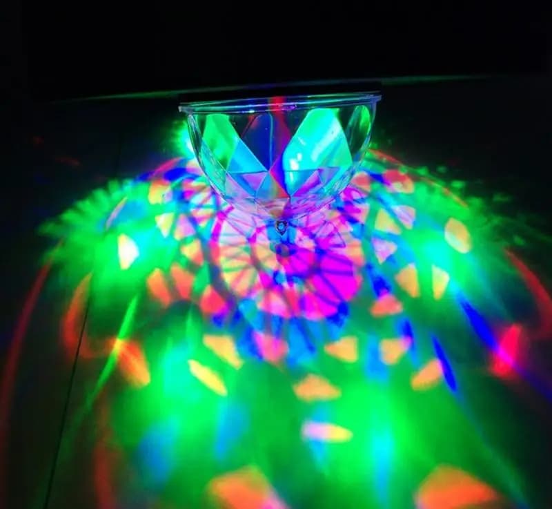 Projecteur jeux de lumiere RGB Laser rotatif 6en1 effets Stroboscope - Électronique - صورة 3