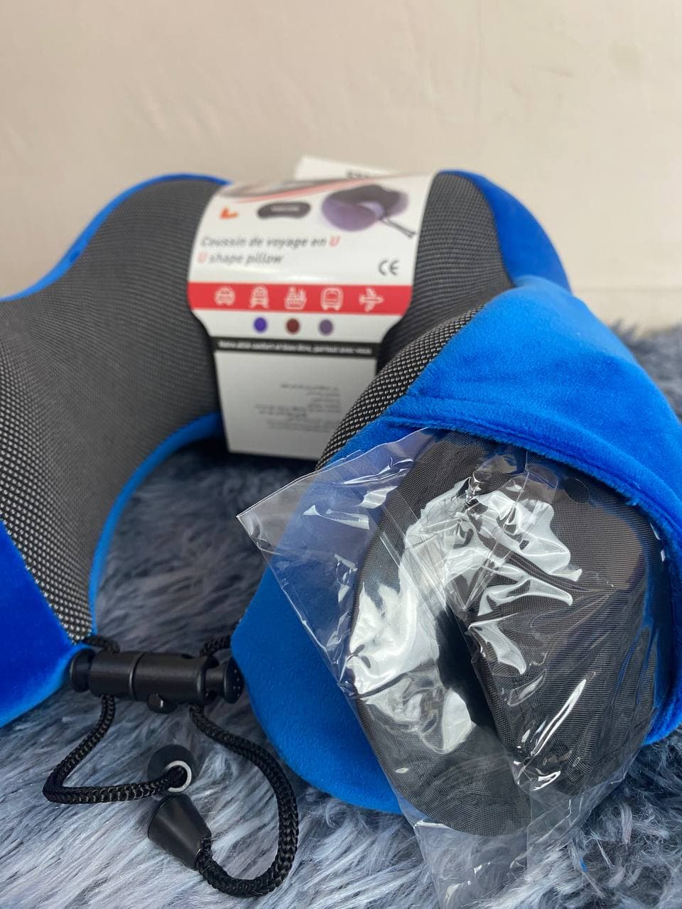 Kit de voyage 3in1 Oreiller en mousse à mémoire de forme en forme de U avec Bouchon d’oreille et Bandeau Yeux - Vacance & Loisir - صورة حقيقية 7
