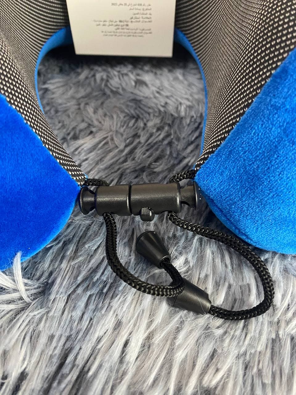 Kit de voyage 3in1 Oreiller en mousse à mémoire de forme en forme de U avec Bouchon d’oreille et Bandeau Yeux - Vacance & Loisir - صورة حقيقية 8