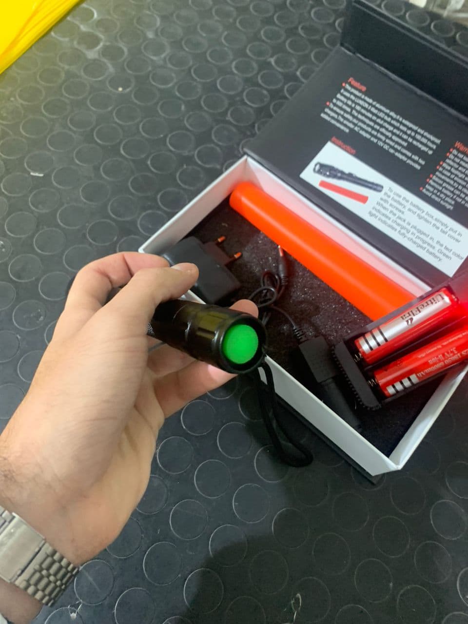 Lampe de poche tactique IP65 de 18 000 lumens - avec lumière LED et deux piles rechargeables - Swat - Camping et Randonnée - صورة حقيقية 7