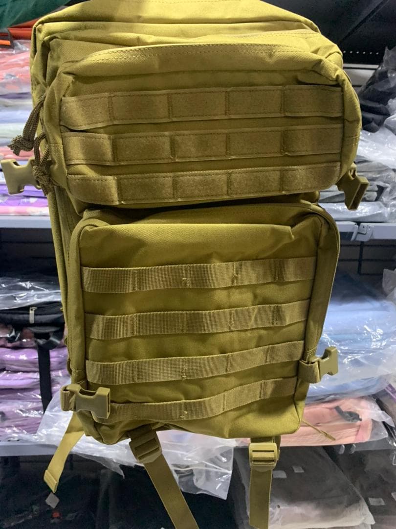 Sac à dos tactique 50L imperméable pour Randonnée , voyage, alpinisme, + Matelas pliable Cadeau - Camping et Randonnée - صورة حقيقية 7