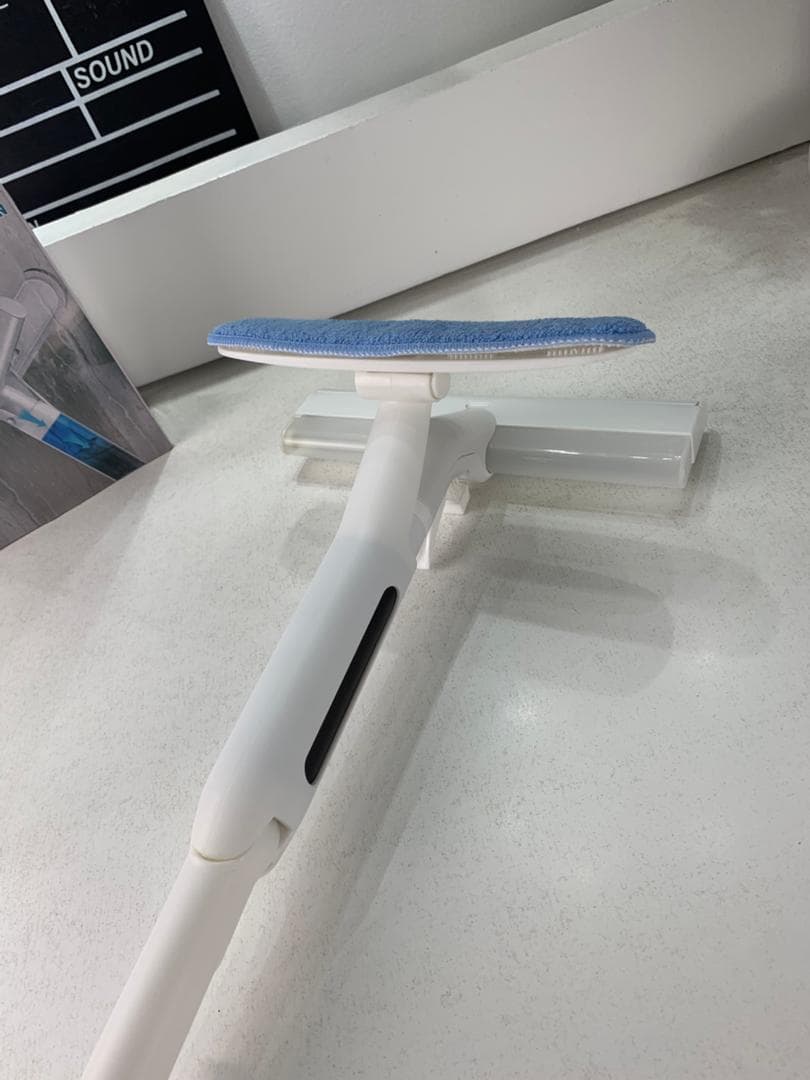 Raclette de fenêtre avec long manche et un spray de nettoyage 3 en 1 avec lame en caoutchouc – منظف زجاج قابل للتمدد 3في1 - Maison - صورة حقيقية 9