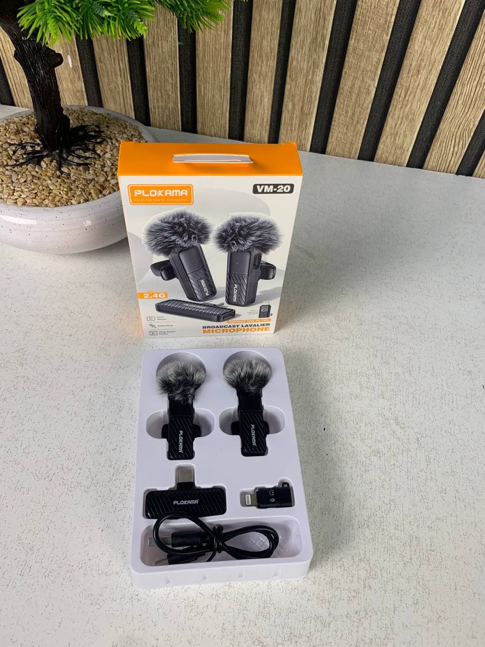 Microphone cravate sans fil Plokama VM-20 2,4 GHz - ارتقِ بصوتك إلى المستوى الاحترافي مع ميكروفون اللاسلكي المزدوج - Électronique - صورة حقيقية 9