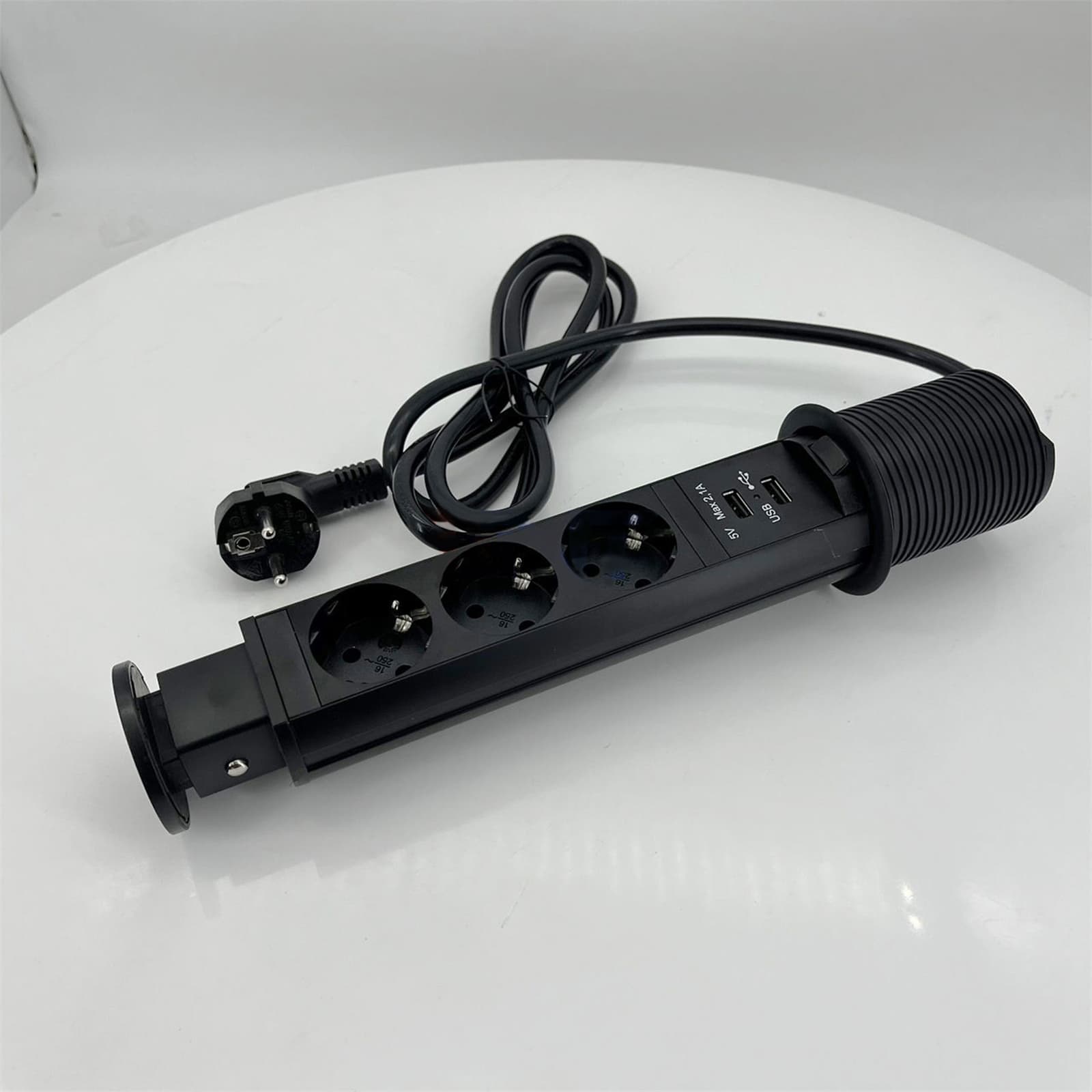 • شريط طاقة قابل للسحب مع محطات شحن USB - الكترونيات اخرى - صورة 2